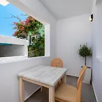 Alexandros Mini Perissa (Santorini)