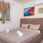 Alexandros Mini * Perissa (Santorini)