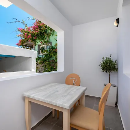 Alexandros Mini Perissa (Santorini)