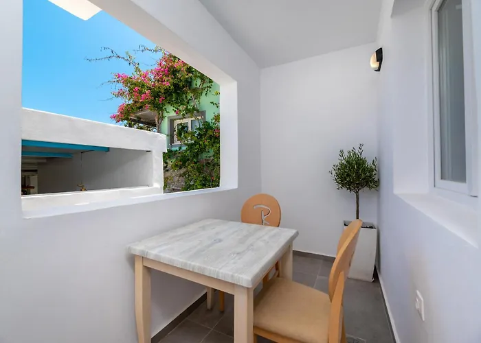 Alexandros Mini Perissa (Santorini)